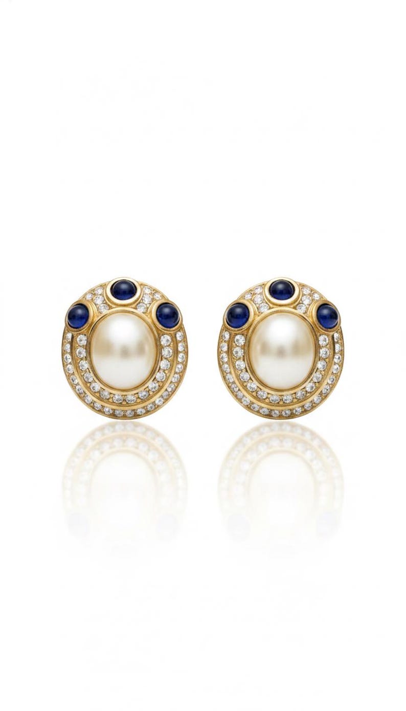Pendientes de clip vintage CINER firmados, tono dorado — Perla de imitación Mabe, cabujones de zafiro y diamantes de imitación de cristal pavé, estilo Hollywood Regency de los años 80 imagen 1
