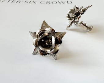 Pendientes vintage de flores rosas de prestigio con cierre de rosca en tono plateado