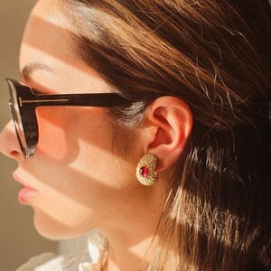 Pendientes de clip ovalados abovedados de tono dorado, estilo vintage, firmados por CINER / Cabujón de rubí sintético y diamantes de imitación pavé / Estilo Hollywood Regency de los años 80 imagen 2