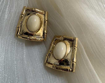 Pendientes de clip vintage dorados y crema con cabujón