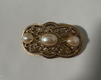 Broche vintage con filigrana, volutas, cuerdas, perlas y baño de oro.