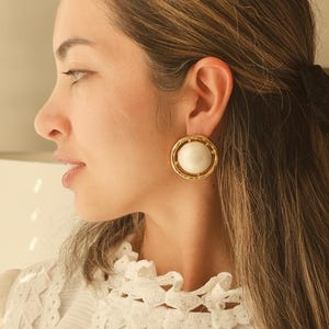 Vintage Les Bernard Signed Faux Pearl Gold-Tone Open Circle Halo Stud Earrings — 1970s–1980s Designer Costume Jewelry image 2