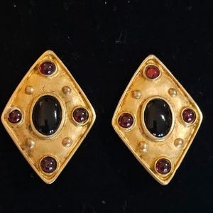 Pendientes vintage de los años 80 en tono dorado con forma de diamante / Cabujón negro y cristal de granate rojo / Joyería de fantasía bizantina llamativa con clip imagen 3