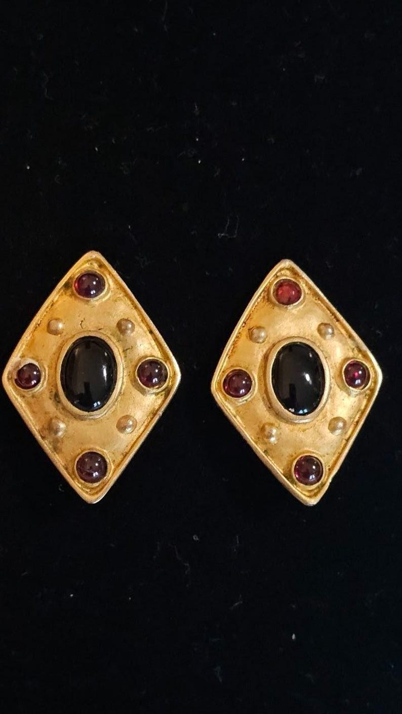 Pendientes vintage de los años 80 en tono dorado con forma de diamante / Cabujón negro y cristal de granate rojo / Joyería de fantasía bizantina llamativa con clip imagen 3