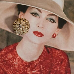 Signed CINER Vintage Gold-Tone Crystal Pavé Dome Clip-On Earrings — 1960s Glamour, All-Over Rhinestone Bombe Style image 4