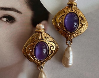 Pendientes colgantes vintage RAROS de Emanuel Ungaro en oro y lavanda con cabujón.