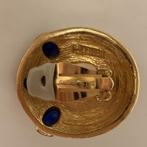 Pendientes de clip vintage CINER firmados, tono dorado — Perla de imitación Mabe, cabujones de zafiro y diamantes de imitación de cristal pavé, estilo Hollywood Regency de los años 80 imagen 4