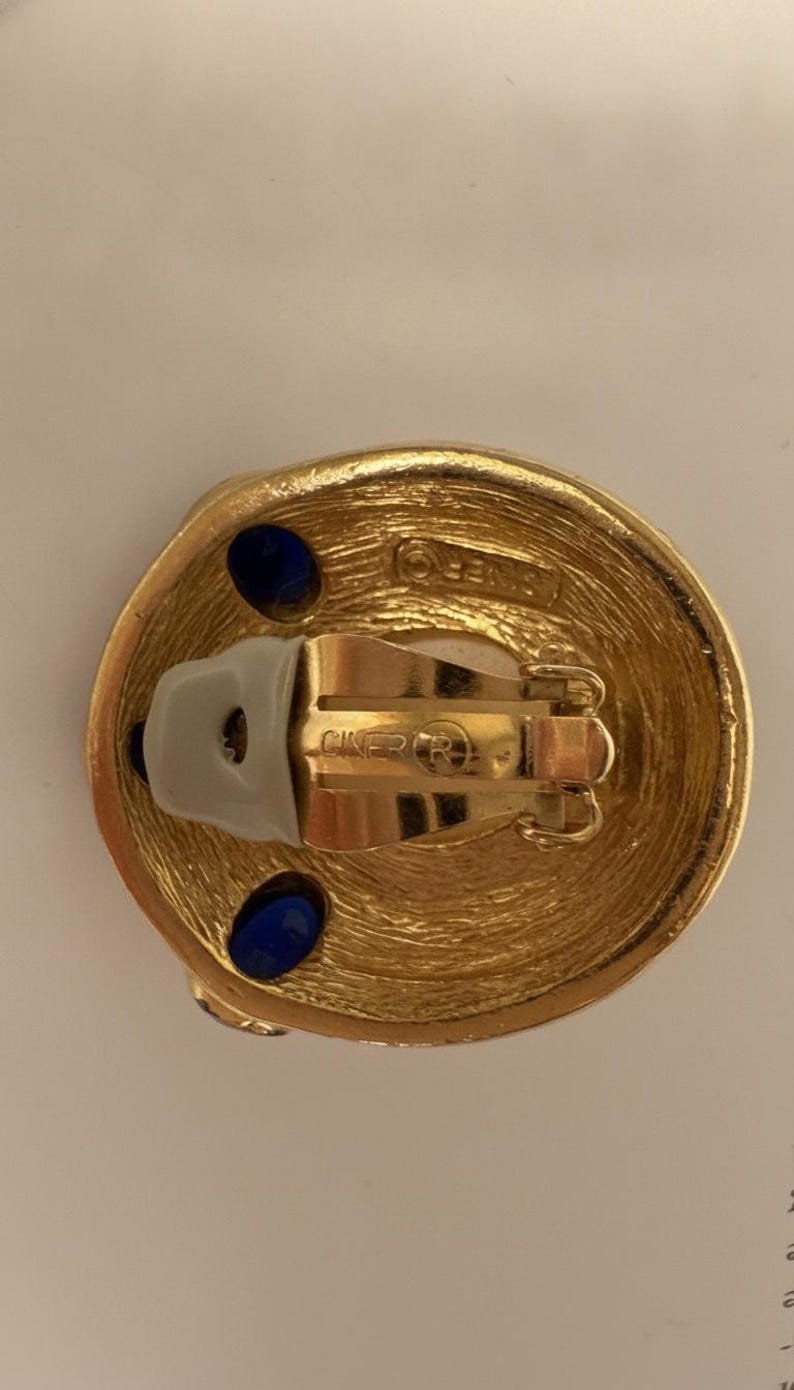 Pendientes de clip vintage CINER firmados, tono dorado — Perla de imitación Mabe, cabujones de zafiro y diamantes de imitación de cristal pavé, estilo Hollywood Regency de los años 80 imagen 4