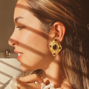 Pendientes vintage de los años 80 en tono dorado con forma de diamante / Cabujón negro y cristal de granate rojo / Joyería de fantasía bizantina llamativa con clip imagen 2