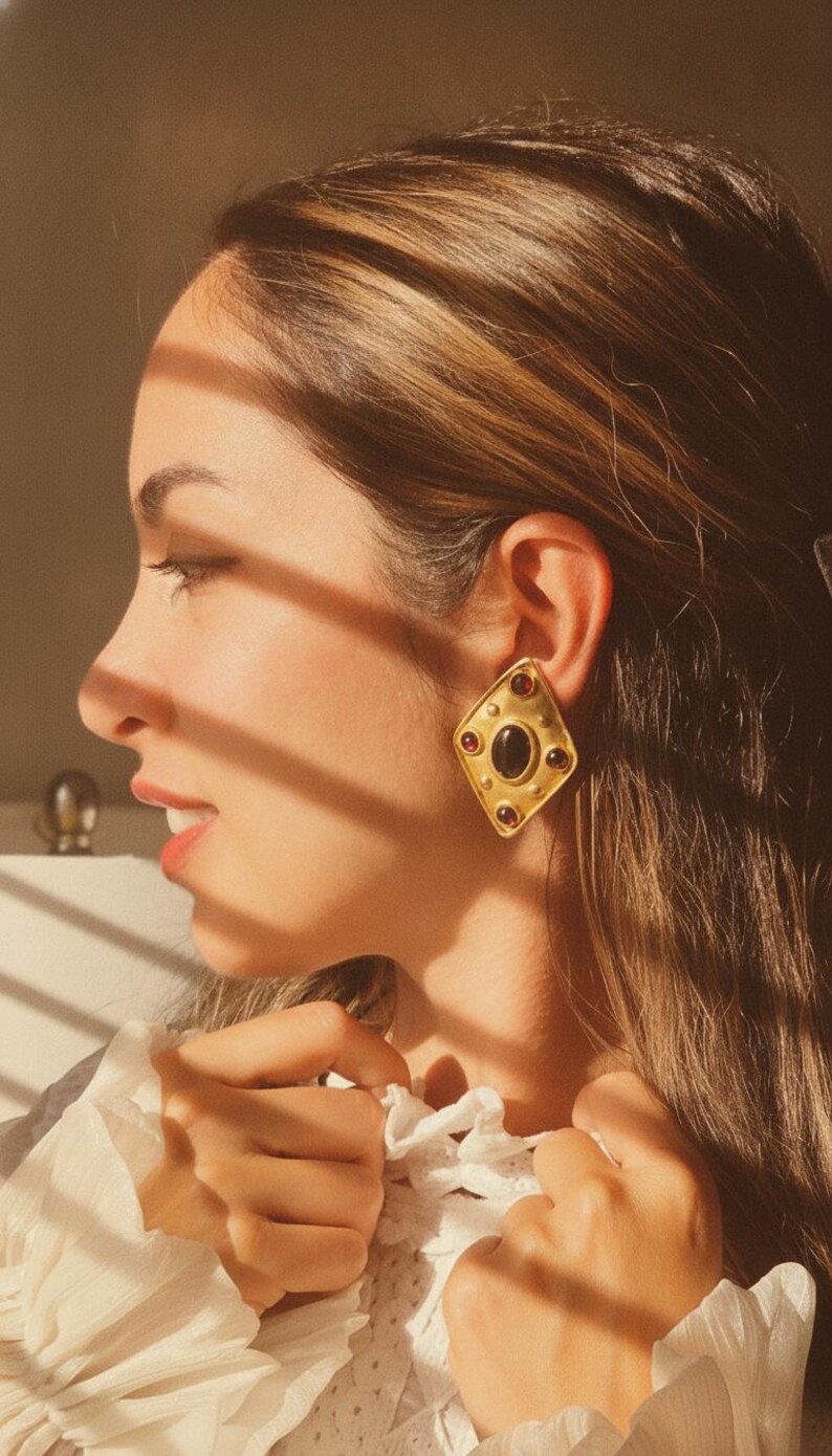 Pendientes vintage de los años 80 en tono dorado con forma de diamante / Cabujón negro y cristal de granate rojo / Joyería de fantasía bizantina llamativa con clip imagen 2