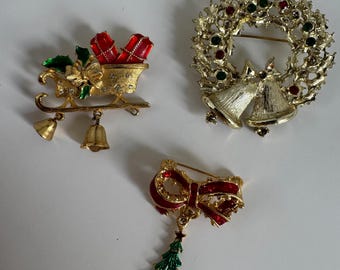 Tres broches navideños vintage en tono dorado