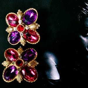 Pendientes de clip florales vintage de GERARD YOSCA / Joyería llamativa de los años 80-90 / Flor de cristal cabujón de amatista y vidrio rosa / Firmados YOSCA Go imagen 3