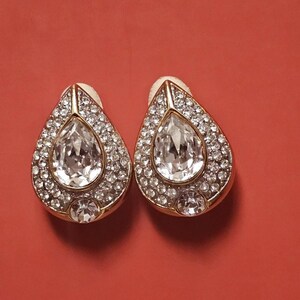 LES BERNARD Signed Vintage 1980s Pear Teardrop Pavé Rhinestone Gold Tone Clip-On Earrings — Retro Crystal Statement image 3