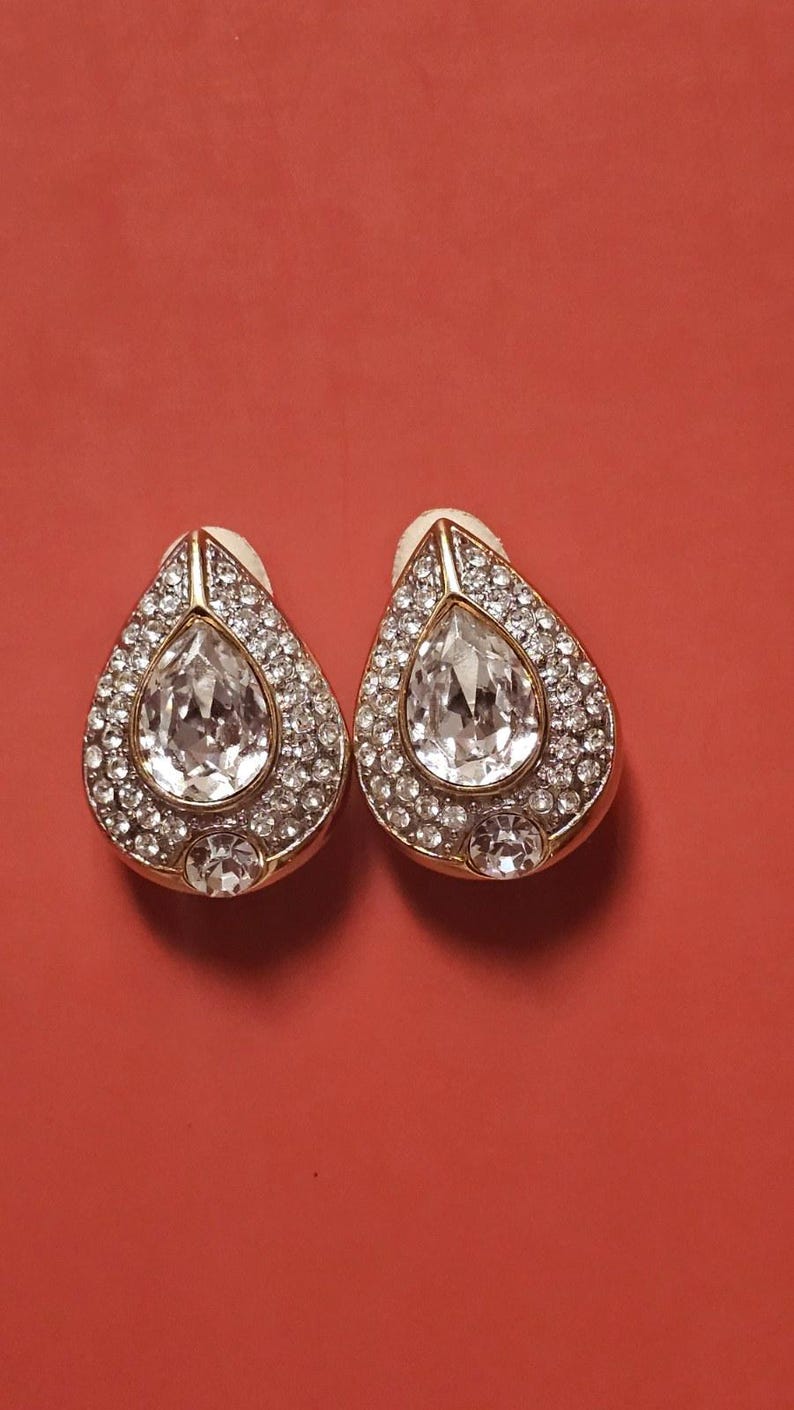 LES BERNARD Signed Vintage 1980s Pear Teardrop Pavé Rhinestone Gold Tone Clip-On Earrings — Retro Crystal Statement image 3