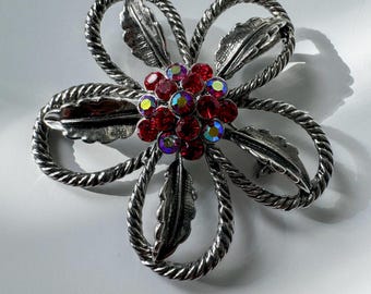 Broche con forma de flor y colgante de diamantes de imitación en tono plateado