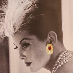 Pendientes de clip ovalados abovedados de tono dorado, estilo vintage, firmados por CINER / Cabujón de rubí sintético y diamantes de imitación pavé / Estilo Hollywood Regency de los años 80 imagen 4