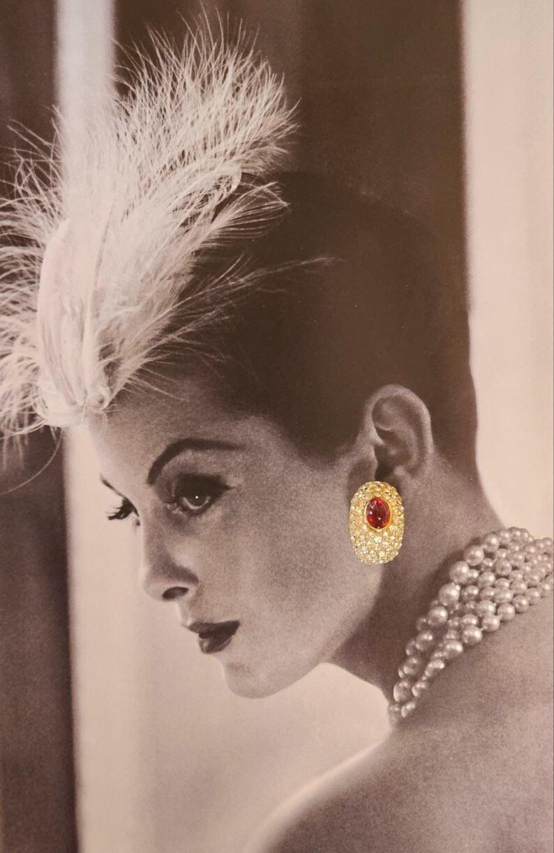 Pendientes de clip ovalados abovedados de tono dorado, estilo vintage, firmados por CINER / Cabujón de rubí sintético y diamantes de imitación pavé / Estilo Hollywood Regency de los años 80 imagen 4