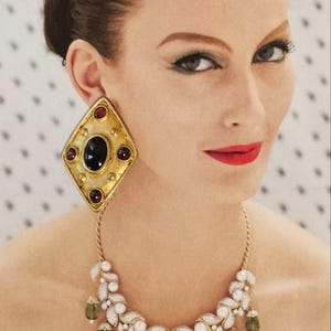 Pendientes vintage de los años 80 en tono dorado con forma de diamante / Cabujón negro y cristal de granate rojo / Joyería de fantasía bizantina llamativa con clip imagen 5