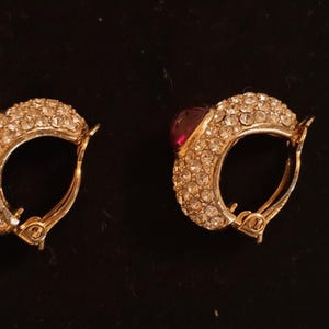 Pendientes de clip ovalados abovedados de tono dorado, estilo vintage, firmados por CINER / Cabujón de rubí sintético y diamantes de imitación pavé / Estilo Hollywood Regency de los años 80 imagen 3