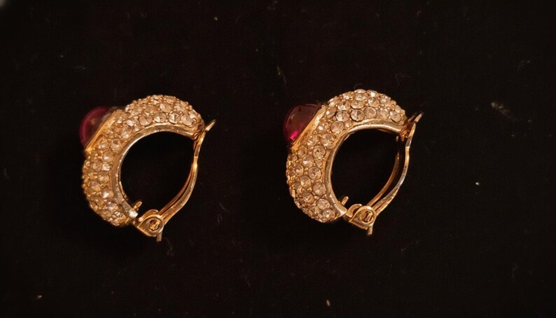 Pendientes de clip ovalados abovedados de tono dorado, estilo vintage, firmados por CINER / Cabujón de rubí sintético y diamantes de imitación pavé / Estilo Hollywood Regency de los años 80 imagen 3