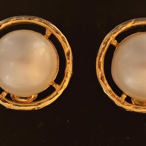 Vintage Les Bernard Signed Faux Pearl Gold-Tone Open Circle Halo Stud Earrings — 1970s–1980s Designer Costume Jewelry image 4