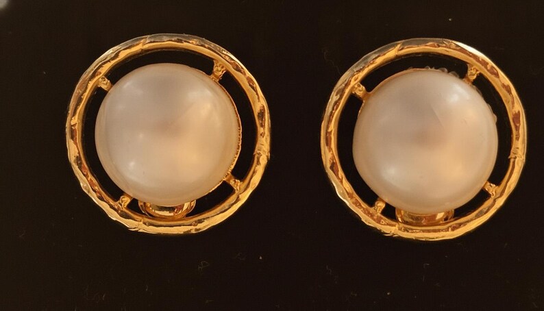 Vintage Les Bernard Signed Faux Pearl Gold-Tone Open Circle Halo Stud Earrings — 1970s–1980s Designer Costume Jewelry image 4
