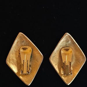 Pendientes vintage de los años 80 en tono dorado con forma de diamante / Cabujón negro y cristal de granate rojo / Joyería de fantasía bizantina llamativa con clip imagen 4