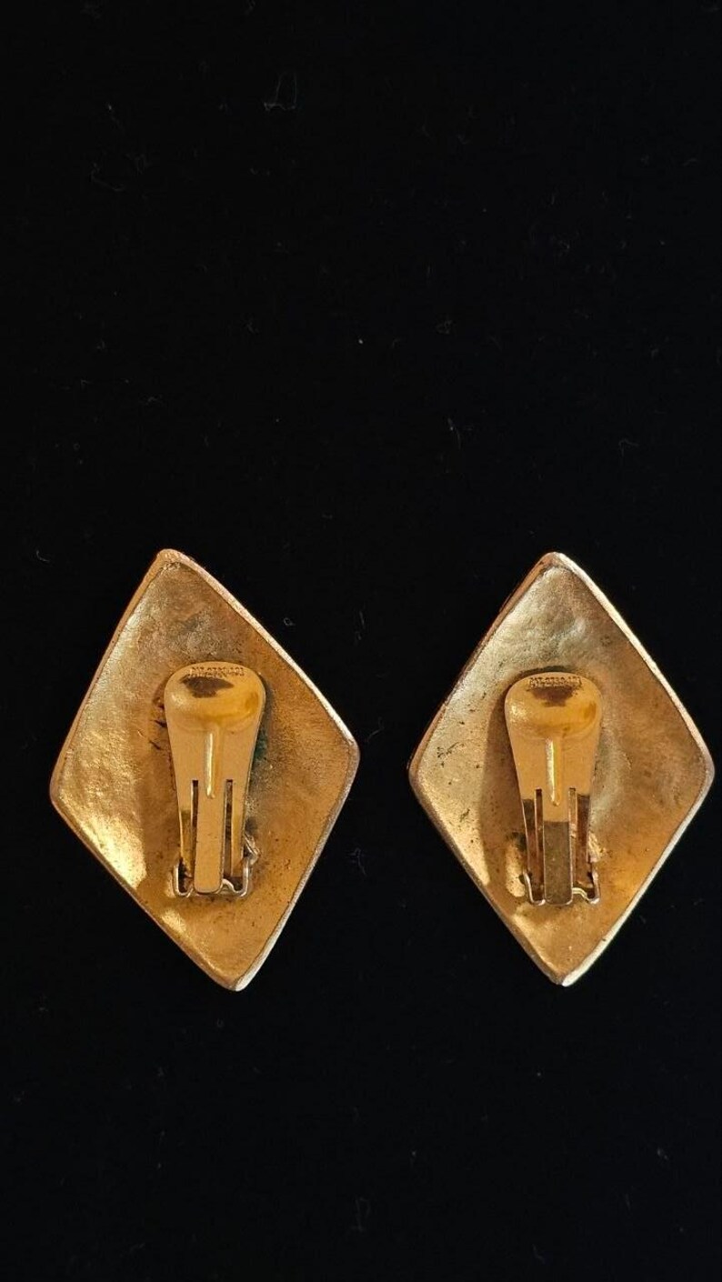 Pendientes vintage de los años 80 en tono dorado con forma de diamante / Cabujón negro y cristal de granate rojo / Joyería de fantasía bizantina llamativa con clip imagen 4