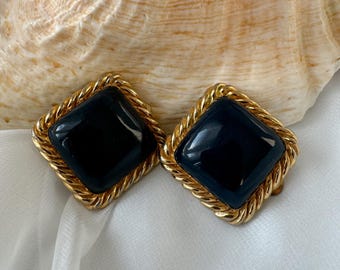 Pendientes de clip vintage con textura dorada, cuerda trenzada y piedra azul marino oscura.