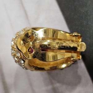 Pendientes de clip ovalados abovedados de tono dorado, estilo vintage, firmados por CINER / Cabujón de rubí sintético y diamantes de imitación pavé / Estilo Hollywood Regency de los años 80 imagen 5