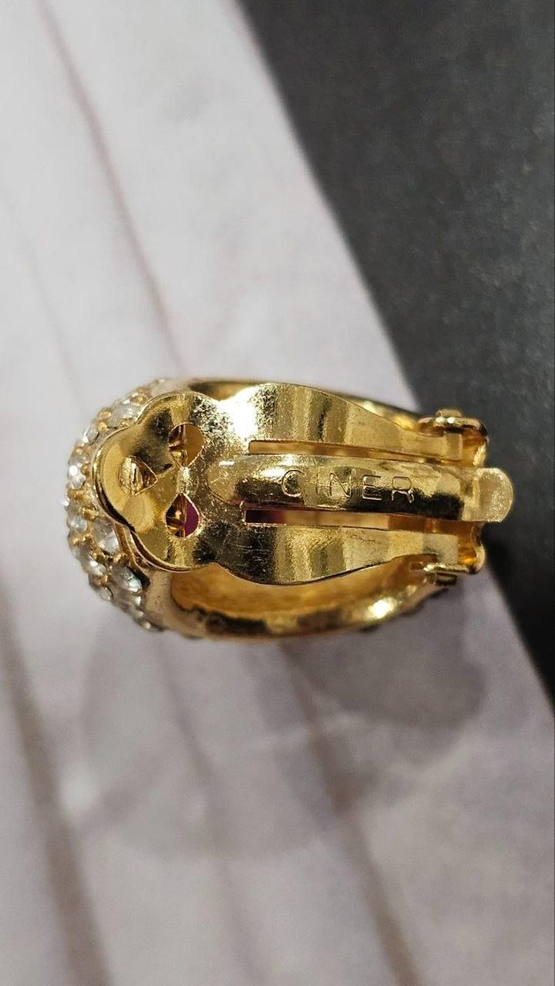 Pendientes de clip ovalados abovedados de tono dorado, estilo vintage, firmados por CINER / Cabujón de rubí sintético y diamantes de imitación pavé / Estilo Hollywood Regency de los años 80 imagen 5