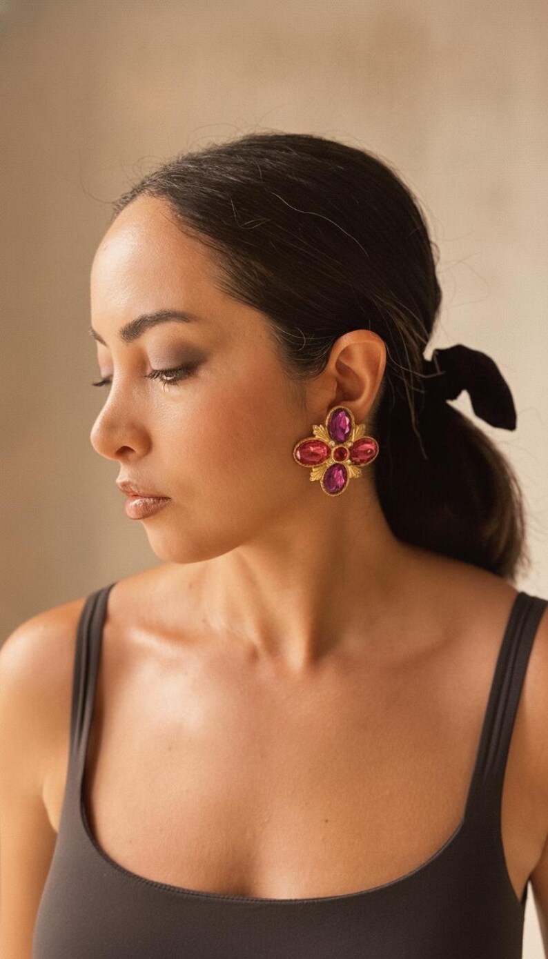 Pendientes de clip florales vintage de GERARD YOSCA / Joyería llamativa de los años 80-90 / Flor de cristal cabujón de amatista y vidrio rosa / Firmados YOSCA Go imagen 2