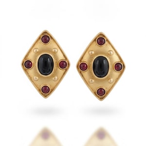 Pendientes vintage de los años 80 en tono dorado con forma de diamante / Cabujón negro y cristal de granate rojo / Joyería de fantasía bizantina llamativa con clip imagen 1