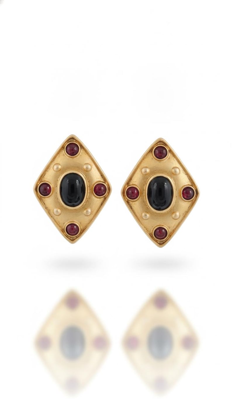 Pendientes vintage de los años 80 en tono dorado con forma de diamante / Cabujón negro y cristal de granate rojo / Joyería de fantasía bizantina llamativa con clip imagen 1