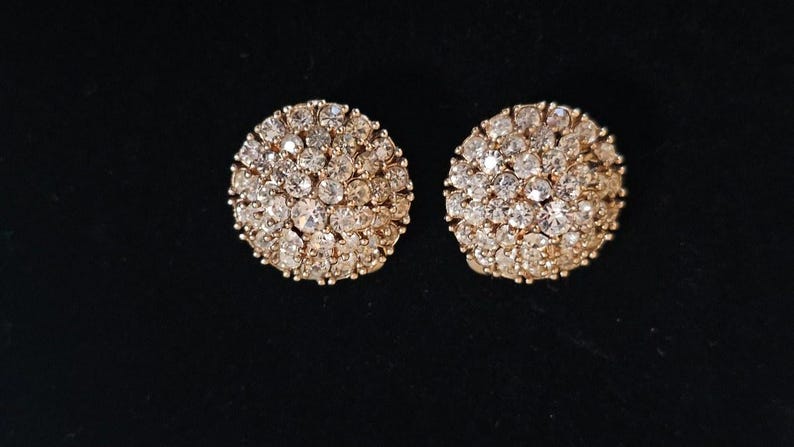Signed CINER Vintage Gold-Tone Crystal Pavé Dome Clip-On Earrings — 1960s Glamour, All-Over Rhinestone Bombe Style image 3