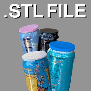 以下が含まれることがあります： ピンク、黒、白、青など、カラフルな蓋が付いた4つの飲料缶のコレクション。缶にはさまざまなブランドラベルとグラフィックが表示されています。".STL FILE PRINTABLE"という言葉が白いテキストで表示されています。