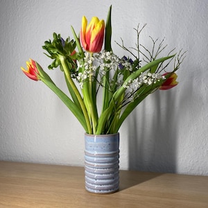 Schmale hohe vase