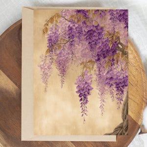 Peut inclure: Carte de vœux rectangulaire avec une illustration à l'aquarelle de glycine. L'image présente des fleurs violettes en cascade et des branches brunes sur un fond beige. L'intérieur de la carte est vierge.