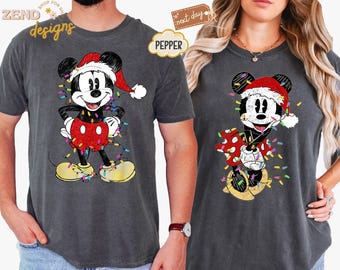 Camiseta navideña de Disney Mickey y Minnie Comfort Colors®, camiseta navideña familiar personalizada de Disney, Mickey y Minnie, camiseta navideña familiar