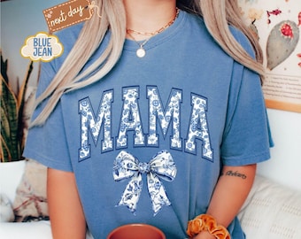 Camisa Comfort Colors® para mamá, Camisa Blue Ribbon, Regalo para el Día de la Madre, Regalo estético para mamá, Camisa linda para mamá, Camisa con lazo de toile, Camisa estilo chinoiserie
