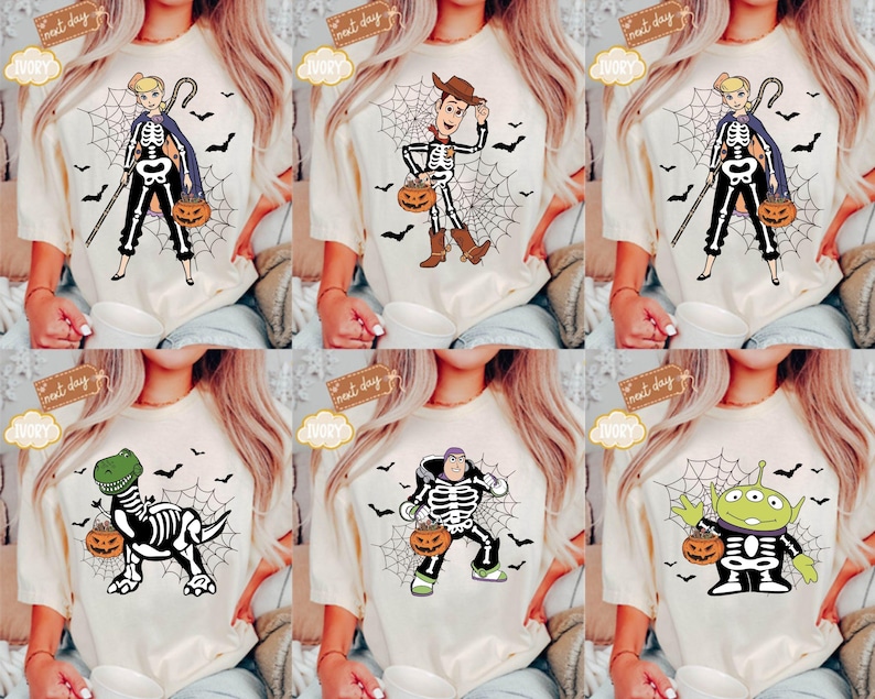 K&ouml;nnte beinhalten: Cremefarbene T-Shirts mit Halloween-Designs. Jedes Shirt zeigt eine Figur als Skelett verkleidet, die einen K&uuml;rbis h&auml;lt, mit einem Spinnennetz und Flederm&auml;usen. Zu den Figuren geh&ouml;ren Woody, Bo Peep, Buzz Lightyear, ein Dinosaurier und ein Alien.