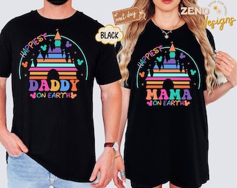 Comfort Colors® ハピエスト・ディズニー・ファミリー・オン・アース・トリップ・シャツ、マジックキングダム・シャツ、ミッキー・ミニー・Tシャツ、ママ・オン・アース・Tシャツ、ディズニー・ガールズ・トリップ・Tシャツ