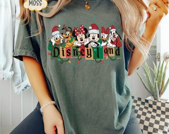 Maglietta natalizia retrò di Topolino e amici, maglietta natalizia vintage di Disneyland, maglietta per il viaggio a Disneyland, maglietta natalizia coordinata per la famiglia, maglietta per le vacanze