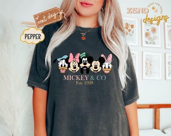 Comfort Colors® T-shirt Mickey & Co, shirt Mickey and Co. est. 1928, uniseks T-shirt, shirt Mickey and Friends, Disney-shirts, Disney Trip-shirt