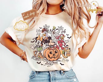 Maglietta Comfort Colors® Retro Mickey & Friends con cartelli di Halloween, maglietta Mickey's Not So Scary Party 2025, maglietta per dolcetto o scherzetto a Disney.