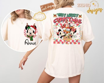 Comfort Colors® Custom Disney Very Merry Christmas-shirt, shirt met Disney-kerstfiguren, Disney Family-kerstshirt, kerstgroep-T-shirt