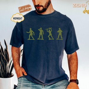 Puede incluir: Un letrero de madera r&uacute;stico con el texto "Welcome to our home" en un estilo manuscrito. El letrero presenta un acabado envejecido y un dise&ntilde;o sencillo y acogedor, perfecto para un porche o entrada.