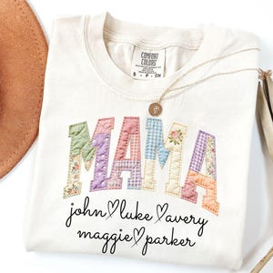 Comfort Colors® Personlig Gigi Faux Patchwork-skjorta, Mormorsskjorta med barnbarn, Anpassad Mimi-t-shirt, Present till Gigi, Mormor, Mors dag-present