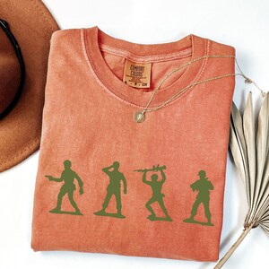 Camiseta Comfort Colors® de Toy Story del Ejército, Camisetas de Toy Story, Camiseta de Soldados del Ejército de Juguete, Camiseta Divertida de Toy Story, Camiseta de Hollywood Studios imagen 5