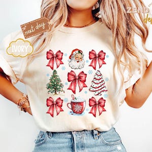 Koszulka Comfort Colors® z kokardą i świątecznym motywem, urocza czerwona wstążka Mikołaja, koszulka z kokardkami „Wesołych Świąt”, prezent świąteczny, prezent dla kobiet